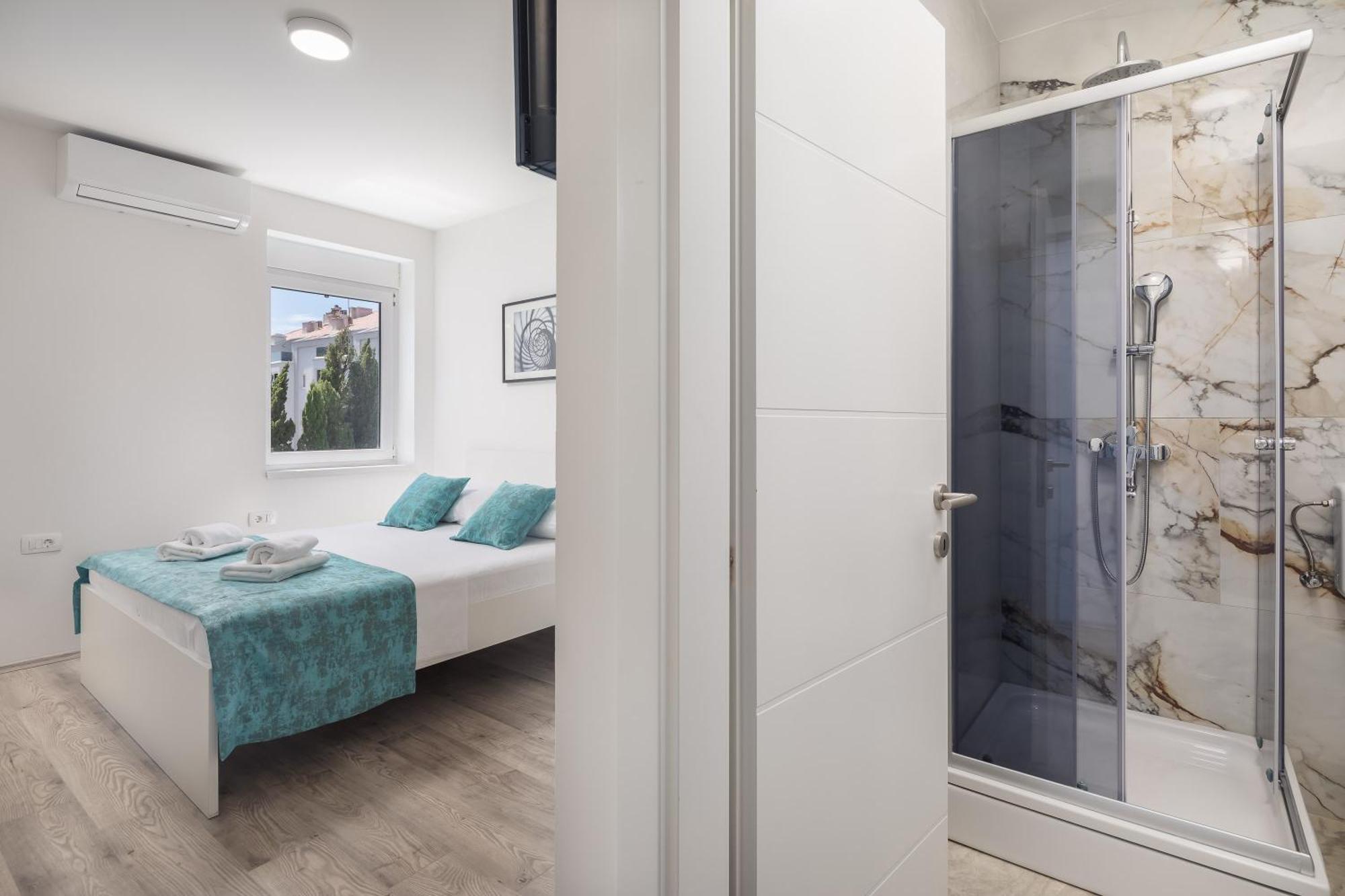 Beachfront Providenca With Free Parking Apartament