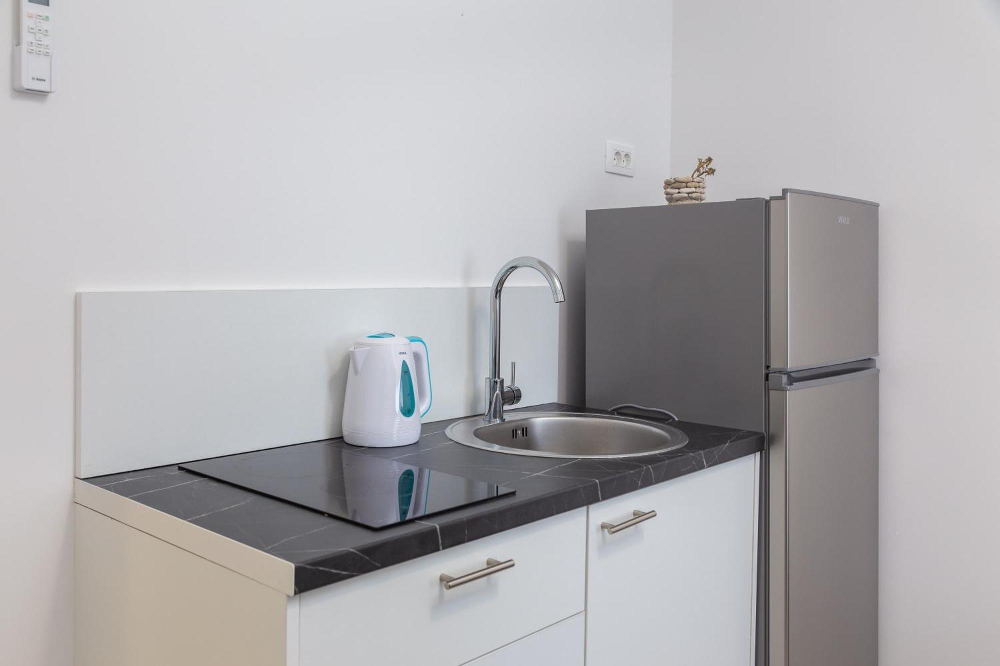 Beachfront Providenca With Free Parking Apartament *
