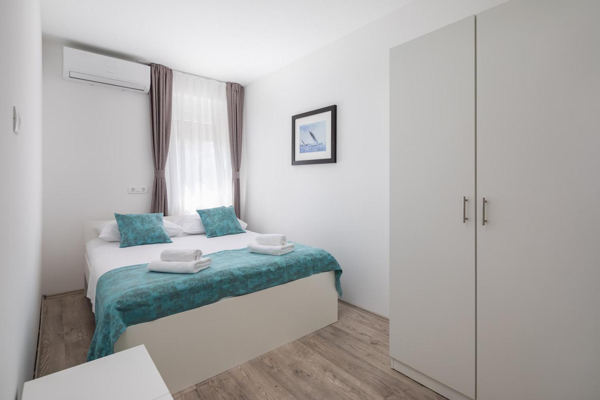 Beachfront Providenca With Free Parking Apartament