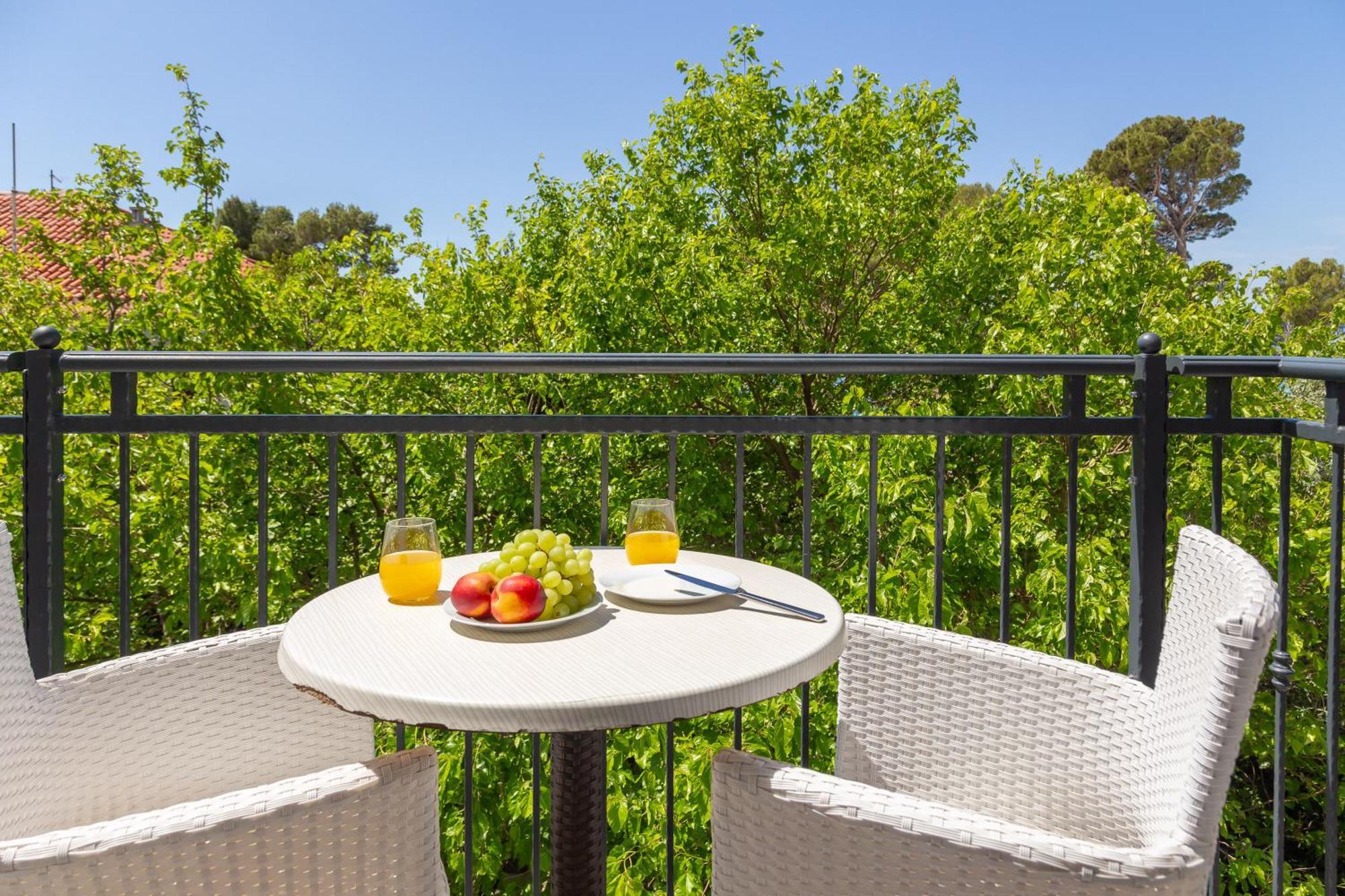 Beachfront Providenca With Free Parking Apartament