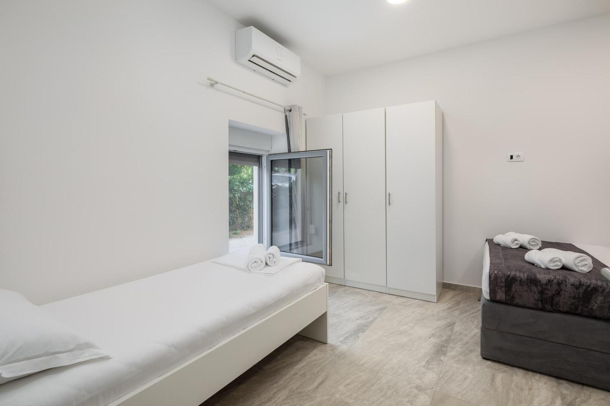 Beachfront Providenca With Free Parking Apartament *